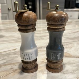Mud Pie Salt & Pepper grinder set